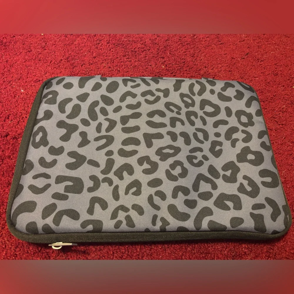 MOSISO NWOT COMPUTER CASE LAPTOP IPAD ANIMAL PRINT ZIP